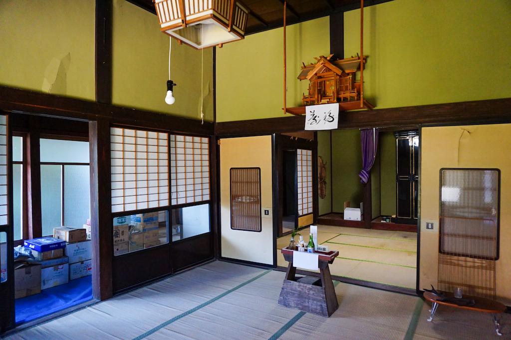 石川県羽咋郡志賀町矢田の売買物件/神棚のある部屋の天井は高いです