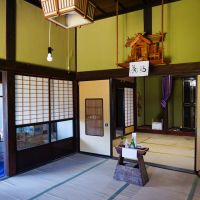 石川県羽咋郡志賀町矢田の売買物件/神棚のある部屋の天井は高いです