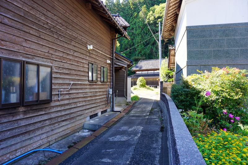 石川県羽咋郡志賀町矢田の売買物件/建物までのアプローチは幅が狭いです