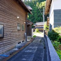 石川県羽咋郡志賀町矢田の売買物件/建物までのアプローチは幅が狭いです