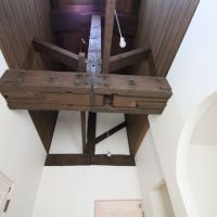 金沢市茨木町の賃貸物件/2階の廊下天井には、剥き出しの大きな梁。