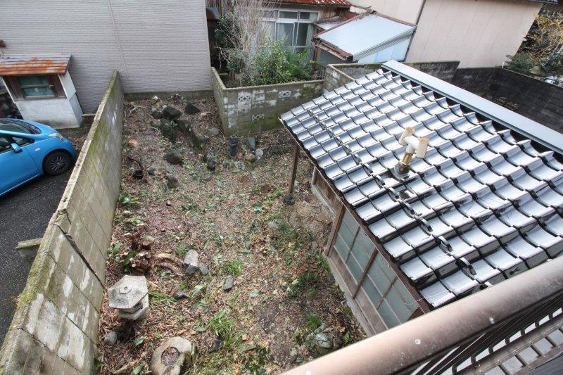 金沢市里見町の賃貸物件/庭はまちなかにしてはかなり広いです。小さな滝があった様子。