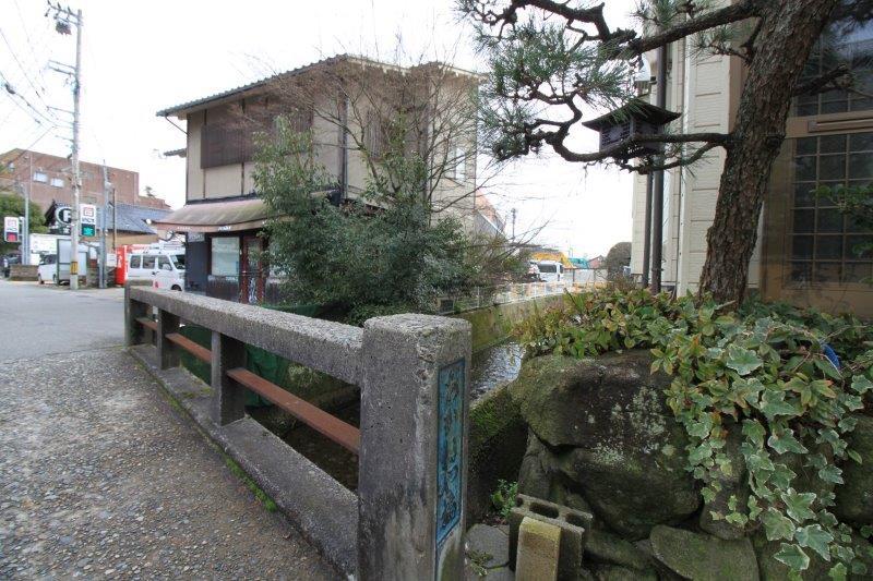 金沢市里見町の賃貸物件/柿木畠方面。すぐそばには鞍月用水も流れます。