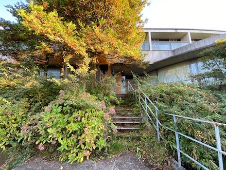神戸市灘区六甲山町北六甲の売買物件/モダン建築に六甲山の緑が映える。