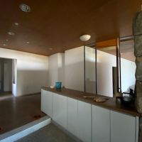 神戸市灘区六甲山町北六甲の売買物件/玄関ホール。石積みと木天井で穏やかな空間。