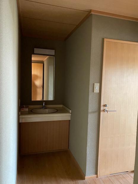 神戸市灘区六甲山町北六甲の売買物件/宿泊室には部屋ごとに水周りが備わっています。
