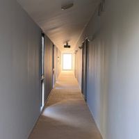神戸市灘区六甲山町北六甲の売買物件/2階廊下。奥窓からこぼれる光。