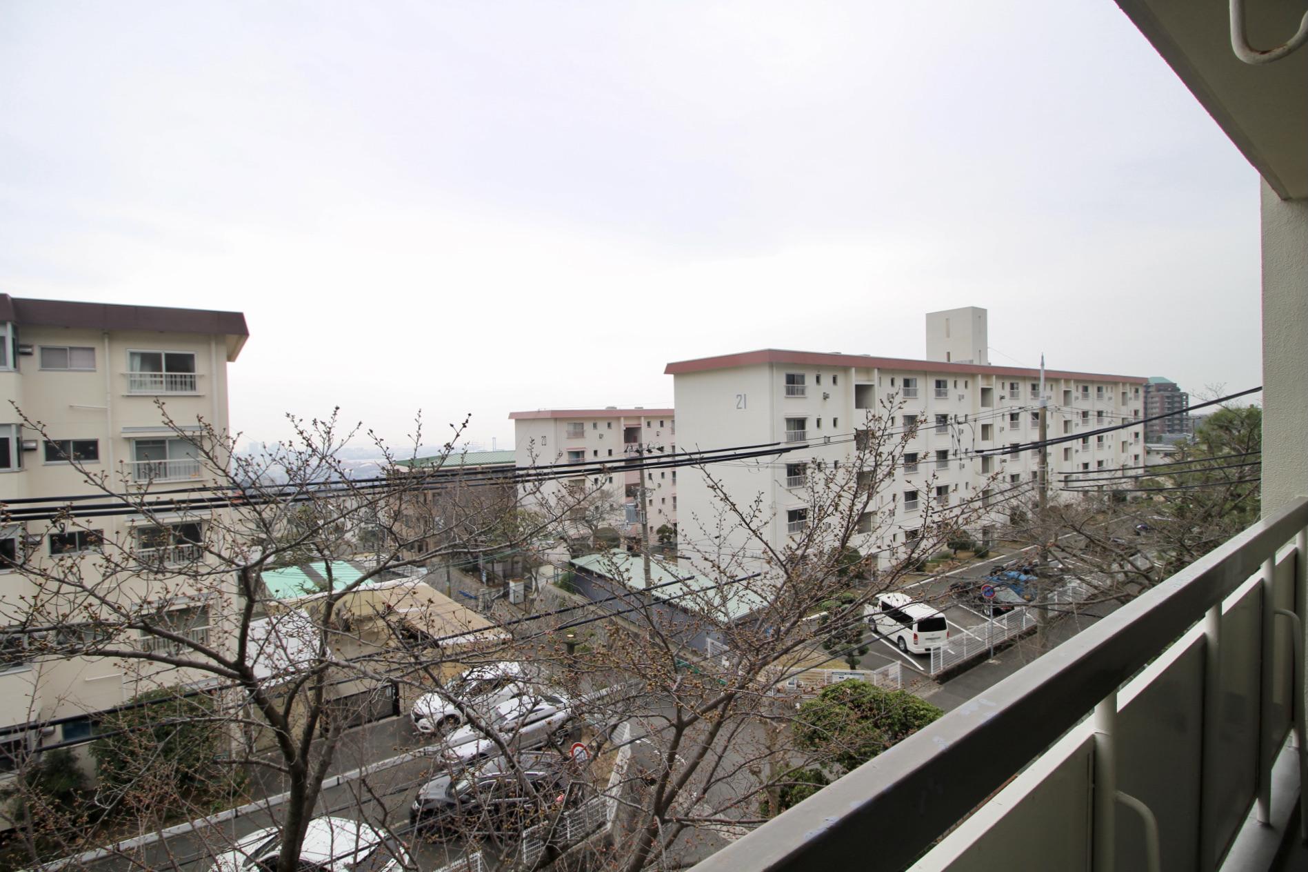 神戸市灘区鶴甲の賃貸物件/桜の木々と海を望むバルコニー
