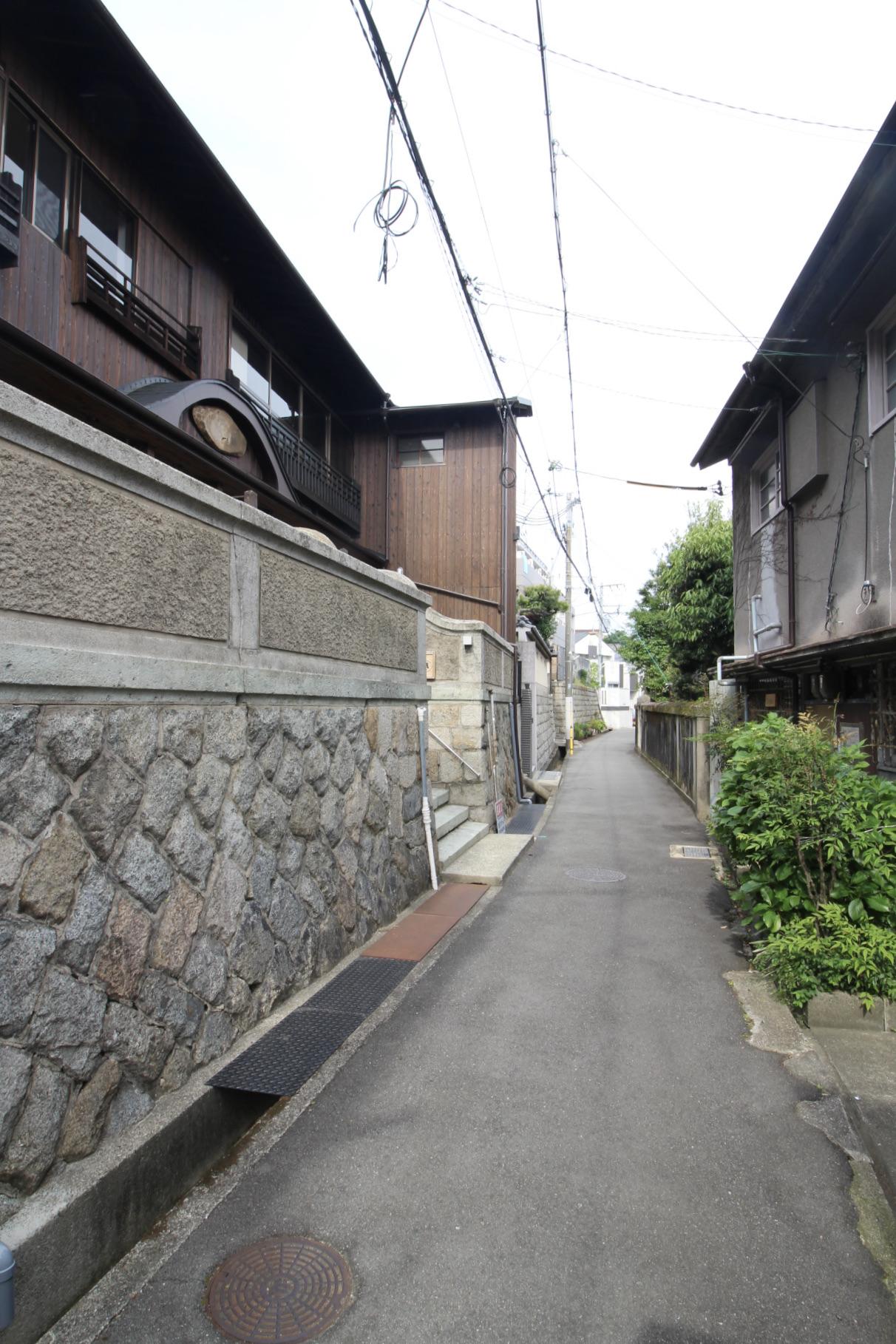 神戸市兵庫区上祇園町の賃貸物件/物件前は昔懐かしい細い路地