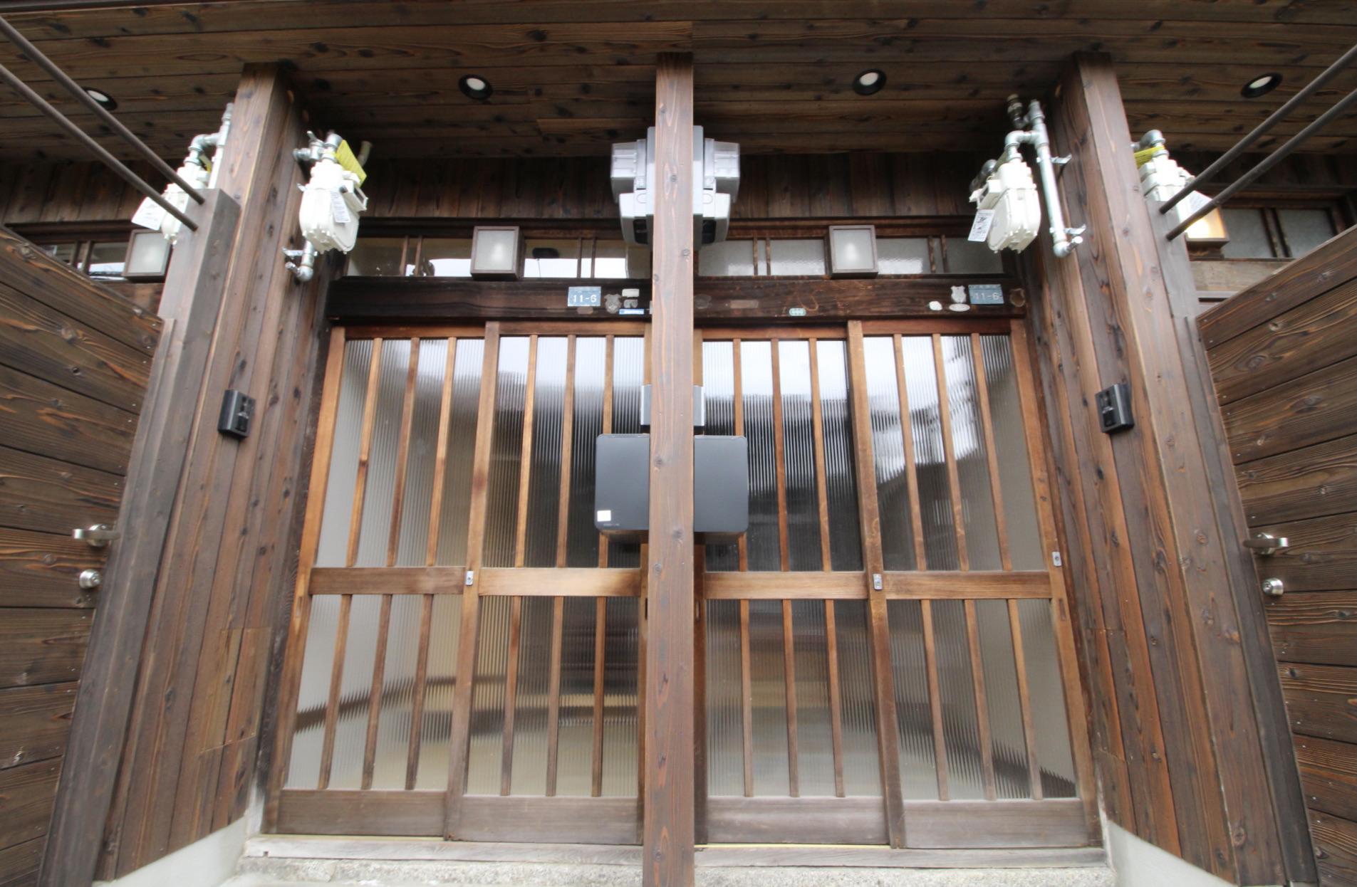 神戸市兵庫区上祇園町の賃貸物件/趣のある玄関（正面右手）