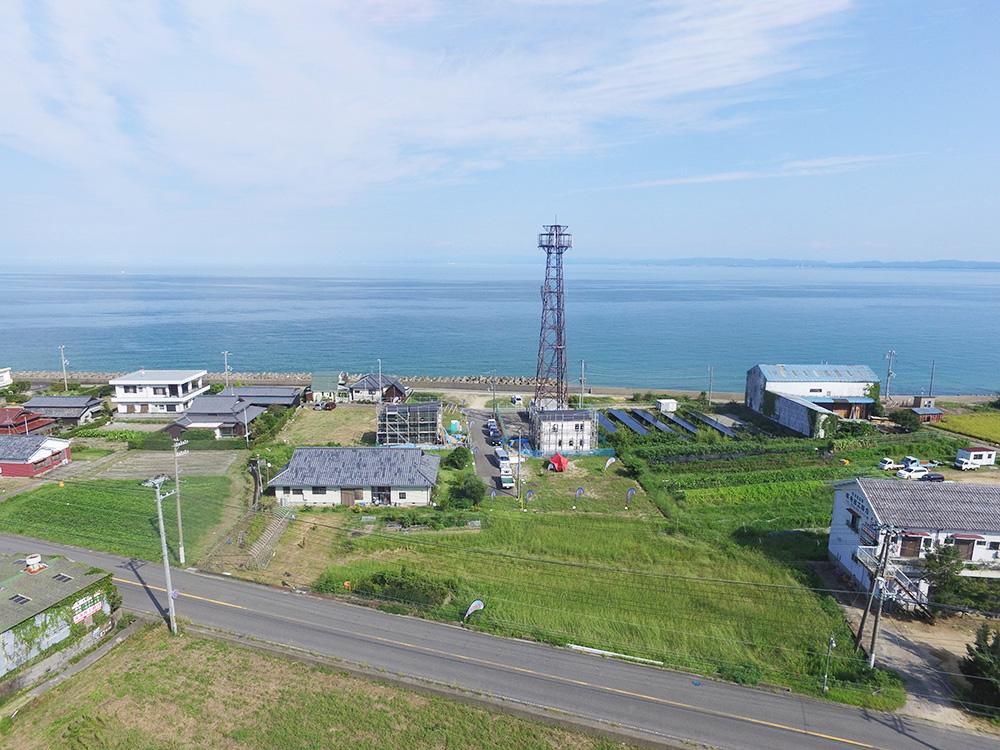 淡路市佐野の売買物件/山側からの区画（画像中央あたり）。前面に海が広がる。