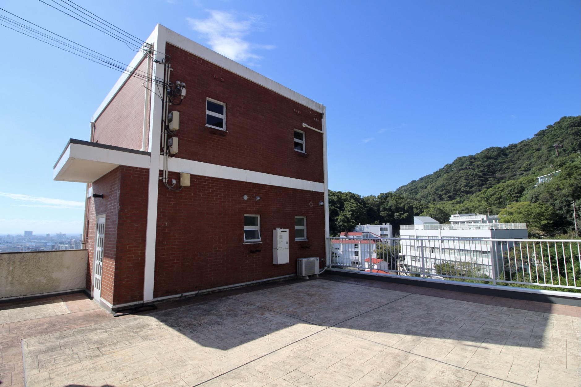 神戸市中央区熊内町の賃貸物件/煉瓦タイル貼の外観 + 庭としても使えそうなガレージスペース
