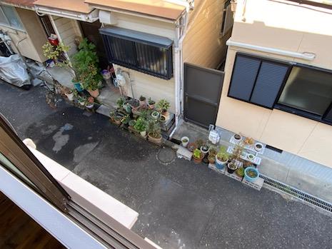 尼崎市杭瀬南新町の賃貸物件/長屋の風景。窓から近所の方に「こんにちは！」とご挨拶。