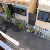 尼崎市杭瀬南新町の賃貸物件/長屋の風景。窓から近所の方に「こんにちは！」とご挨拶。
