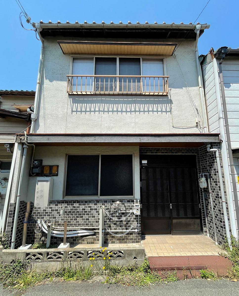 高砂市高砂町狩網町の賃貸物件/一部タイル貼りの外観。小ぶりな一戸建てです。