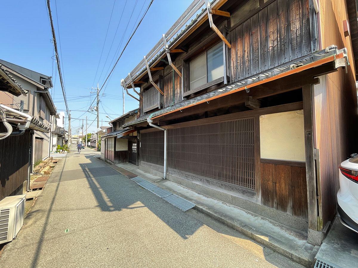 高砂市高砂町田町の売買物件/外観、向かいにはカフェと当物件の駐車場があります