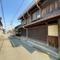 高砂市高砂町田町の売買物件/外観、向かいにはカフェと当物件の駐車場があります