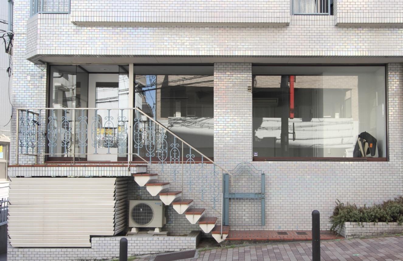 神戸市中央区花隈町の賃貸物件/階段を少し上がった路面区画。タイル張りの外壁や階段の格子がどこかレトロ。
