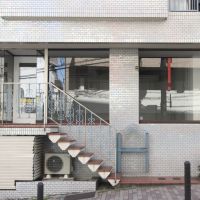 神戸市中央区花隈町の賃貸物件/階段を少し上がった路面区画。タイル張りの外壁や階段の格子がどこかレトロ。