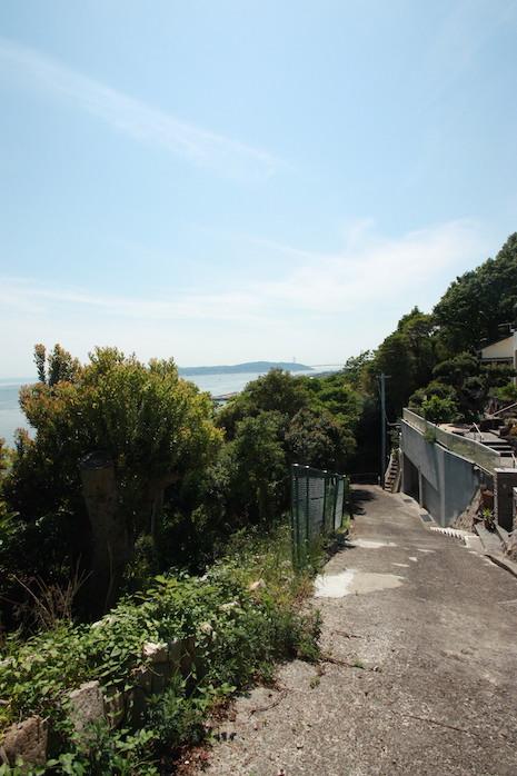 神戸市垂水区塩屋町の売買物件/上段の土地へ車を入れることができますが、かなりの急坂