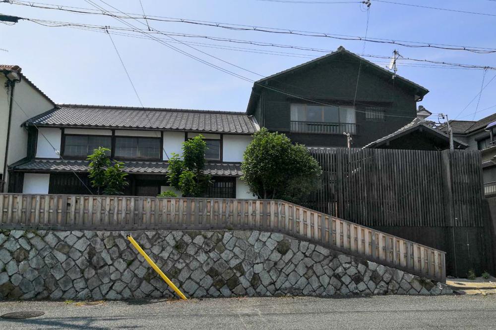 赤穂市　の売買物件/町屋のような離れ（左）と母屋（右）