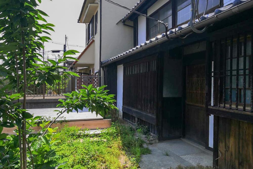 赤穂市　の売買物件/前庭もあっていい風情