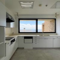 神戸市東灘区御影山手の賃貸物件/外国のようなL型のキッチンからも海が見えます