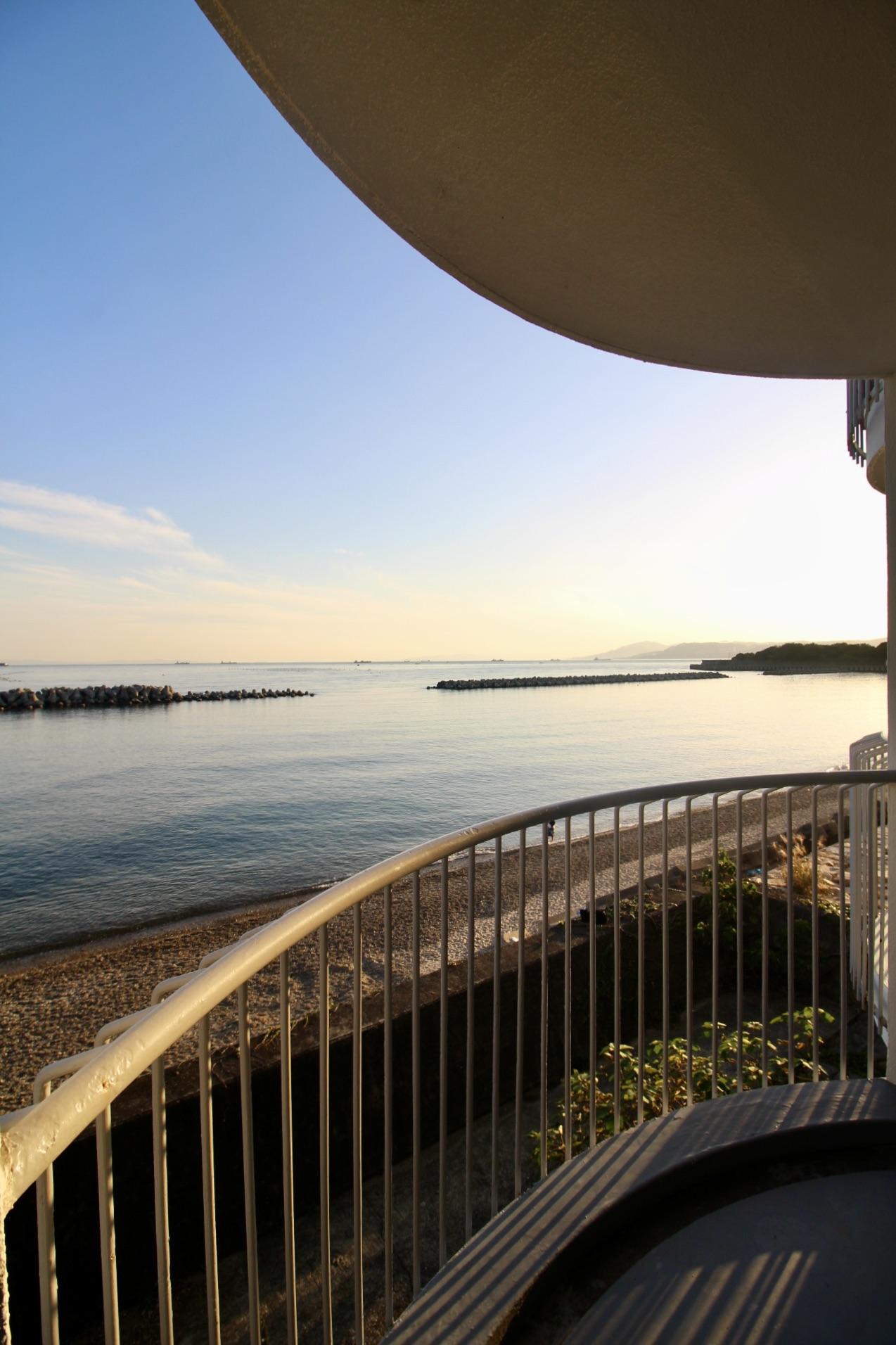 神戸市垂水区塩屋町の賃貸物件/夕暮れ時、目の前に広がる海、空、ビーチのリゾート地のような風景にうっとり