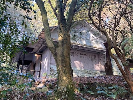 神戸市灘区六甲山町西谷山の売買物件/軽く山道を抜けて見える建物に心踊ります
