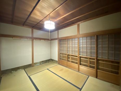 神戸市灘区六甲山町西谷山の売買物件/窓の外には庭が広がる和室