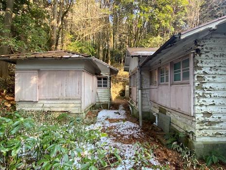 神戸市灘区六甲山町西谷山の売買物件/ボロボロ離れの建物は再生してアトリエにしても