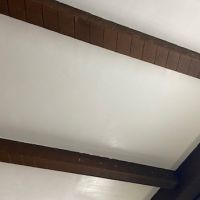 神戸市灘区六甲山町西谷山の売買物件/リビング天井を走る意匠性の高い梁には切り込みなど細工が施されている