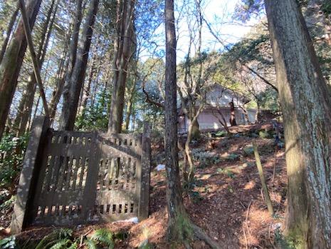 神戸市灘区六甲山町西谷山の売買物件/ポツンと門扉。木立の合間にフラットハウス