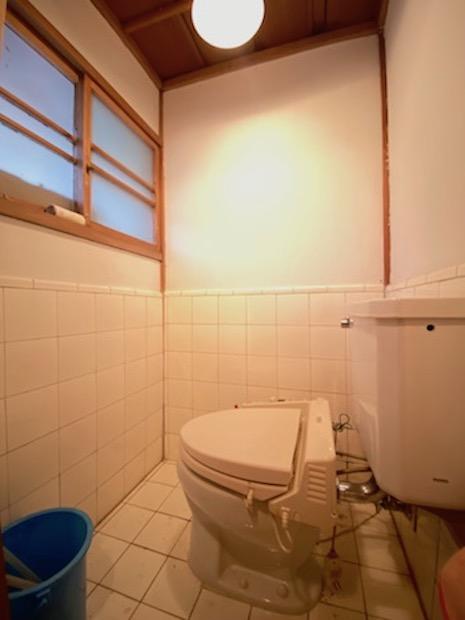神戸市灘区六甲山町西谷山の売買物件/トイレも白と木目でスッキリまとまってます