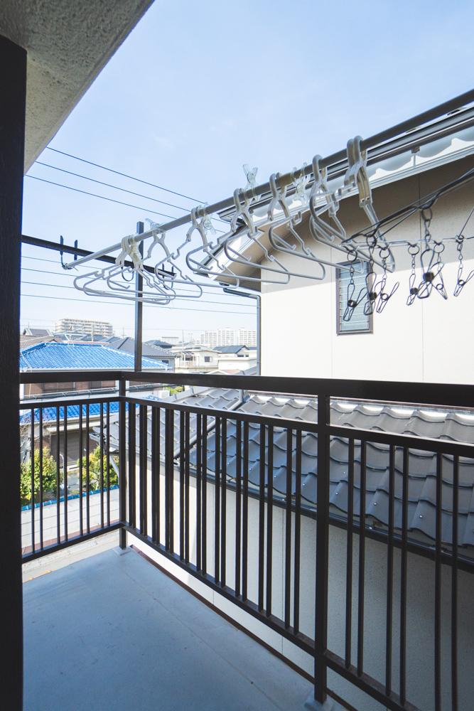 神戸市垂水区青山台の売買物件/2階のバルコニーで洗濯物干し