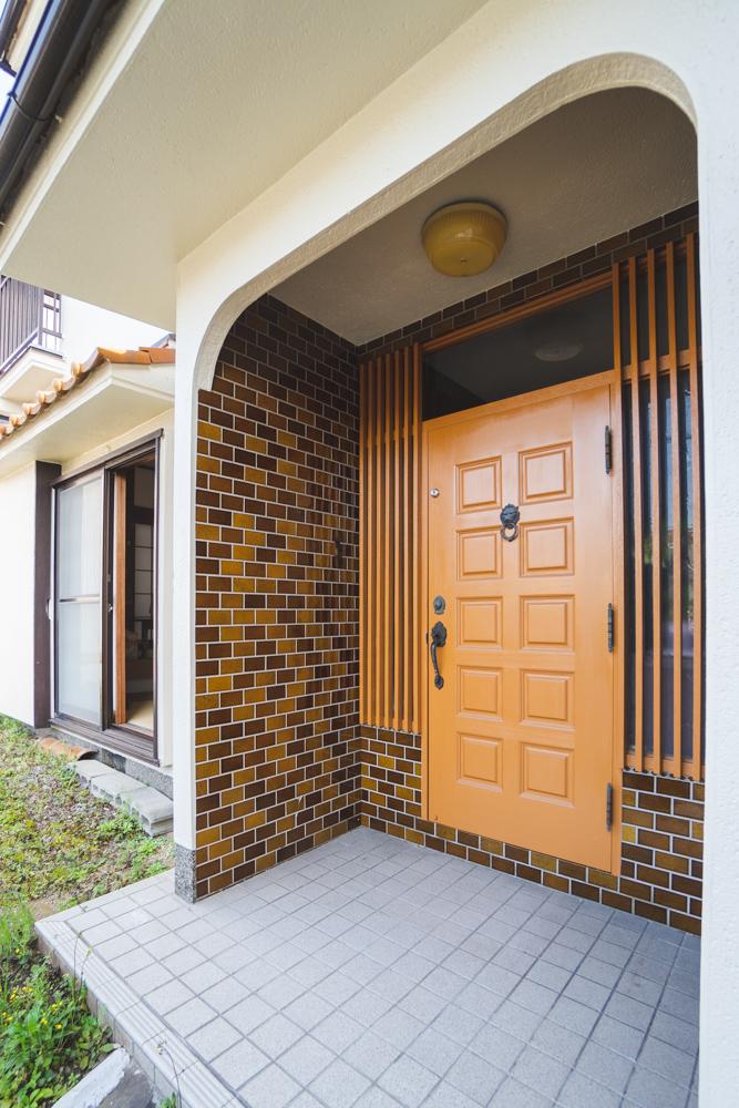 神戸市垂水区青山台の売買物件/シックなタイル貼りの玄関。アールも○