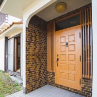 神戸市垂水区青山台の売買物件/シックなタイル貼りの玄関。アールも○