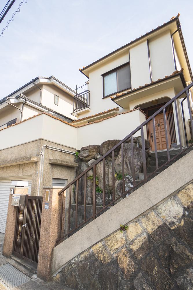 神戸市垂水区青山台の売買物件/掘り込み車庫があり庭もある、ちょうどいい一戸建て