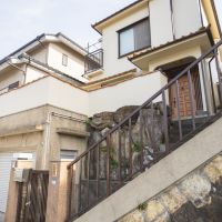 神戸市垂水区青山台の売買物件/掘り込み車庫があり庭もある、ちょうどいい一戸建て