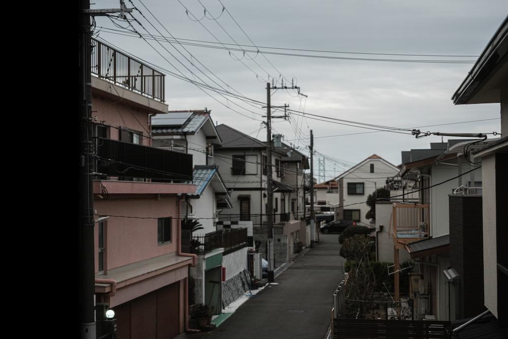 神戸市垂水区青山台の売買物件/住宅地の風景と、ちらり明石海峡大橋