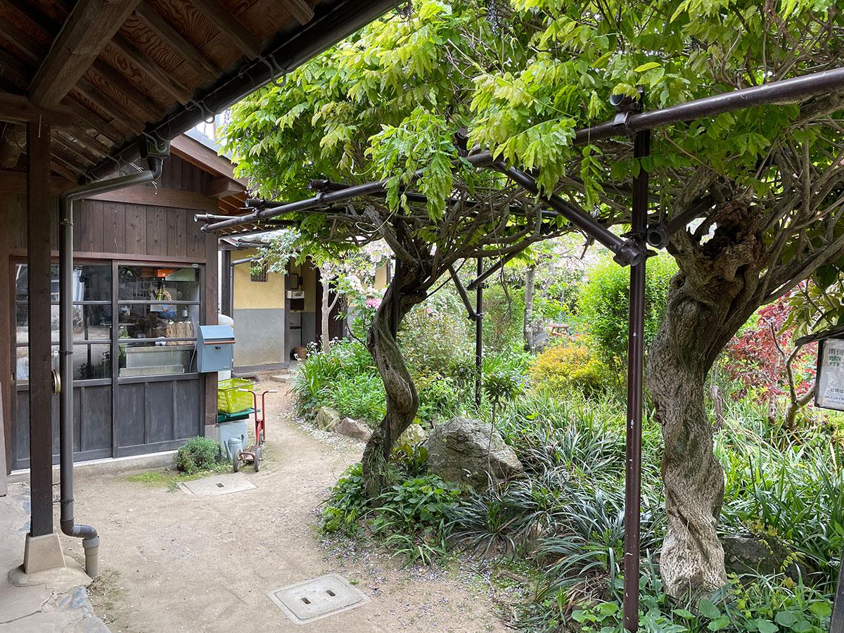神崎郡福崎町の賃貸物件/庭と左手に農家ごはんの飲食店