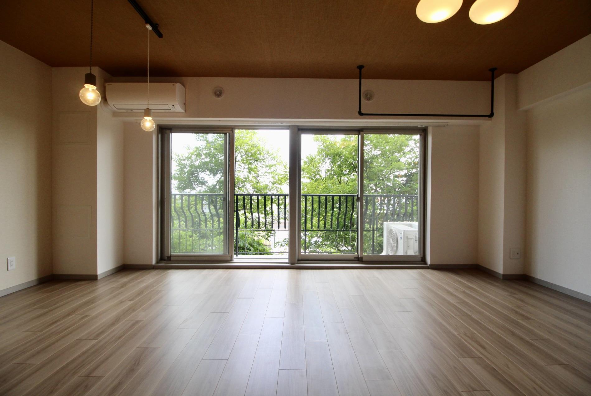 神戸市東灘区住吉山手の賃貸物件/室内からは木々の緑が広がり、自然を取り込みます