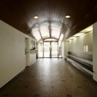 神戸市東灘区住吉山手の賃貸物件/飴色の木張り天井が味わい深いエントランス