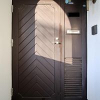 神戸市東灘区住吉山手の賃貸物件/斜め張りの木製ドアと素敵な照明が魅力