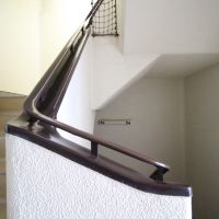 神戸市東灘区住吉山手の賃貸物件/美しい手すりの共用階段