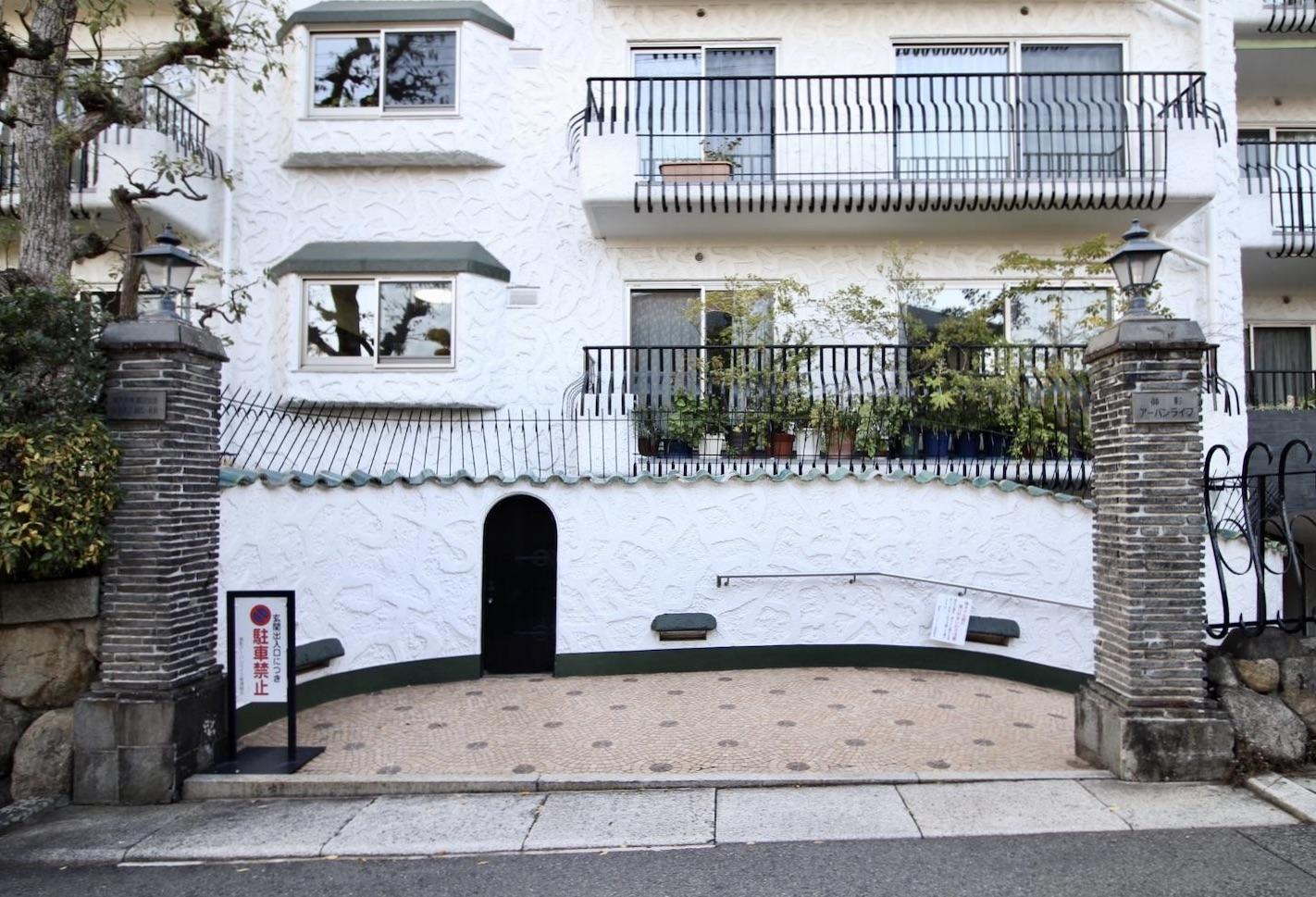 神戸市東灘区住吉山手の賃貸物件/まるで城のような門構えが印象的