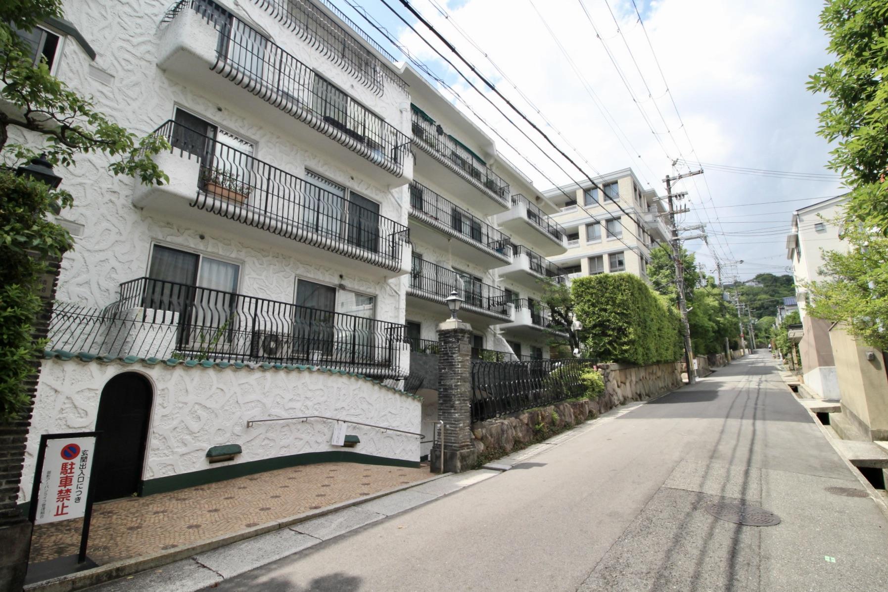神戸市東灘区住吉山手の賃貸物件/管理が行き届いた生垣や、周囲も緑でいっぱいです