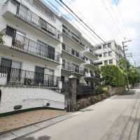 神戸市東灘区住吉山手の賃貸物件/管理が行き届いた生垣や、周囲も緑でいっぱいです