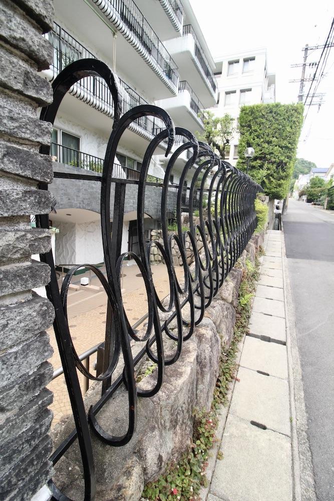 神戸市東灘区住吉山手の賃貸物件/アールのアイアンの金物も魅力