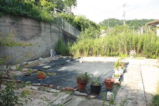 神戸市兵庫区里山町の売買物件/建物から西に2軒隣りの菜園地　＊旧建物基礎が残っています